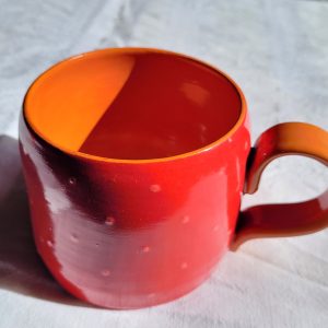Tasse im Pop-Art-Look, rot-orange mit pinken Punkten