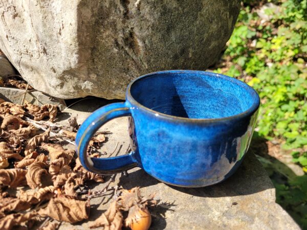 Tasse in hypnotisierendem Blau